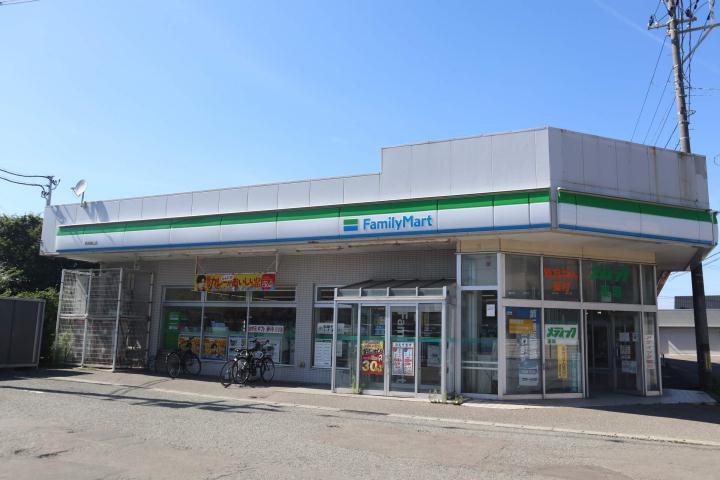 コンビニ　ファミリーマート（コンビニ）まで1973m