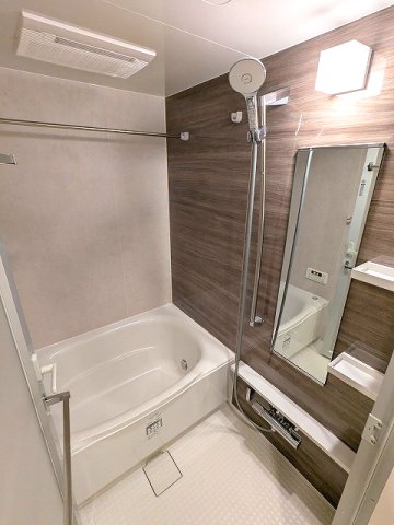 バス・シャワールーム　追焚オートバス、浴室換気乾燥機、スライドバー付ワイドシャワー
