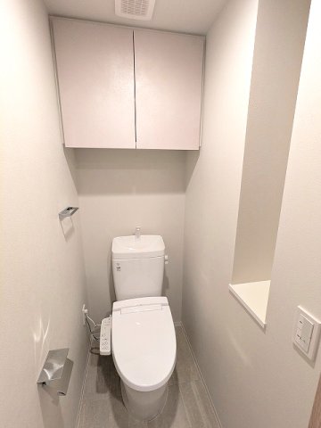 トイレ　洗面室と独立した温水洗浄便座、ペーパーホルダーにスマポストレ