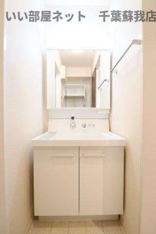 洗面設備　ゆったりとスペースのある洗面所