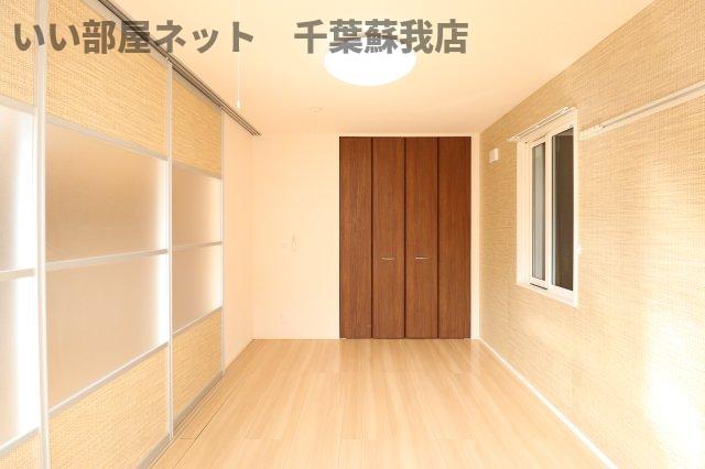 その他部屋・スペース　落ち着いた色調の寝室です