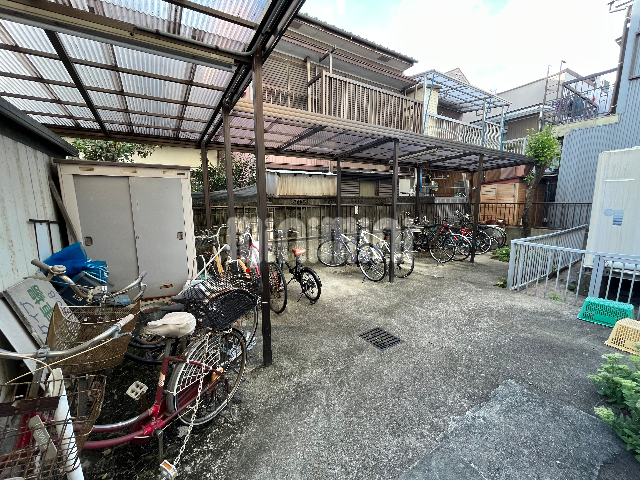 その他共有部分　玄関入って左手に靴箱があり、キレイに収納できますよ。