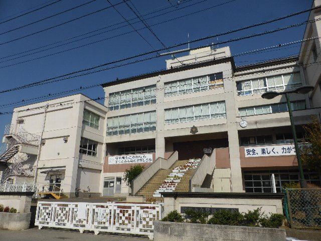 小学校　越谷市立鷺後小学校（小学校）まで1077m