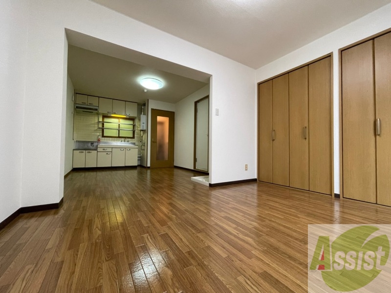 居室・リビング　リビングです。木目のフローリングが落ち着きますね。