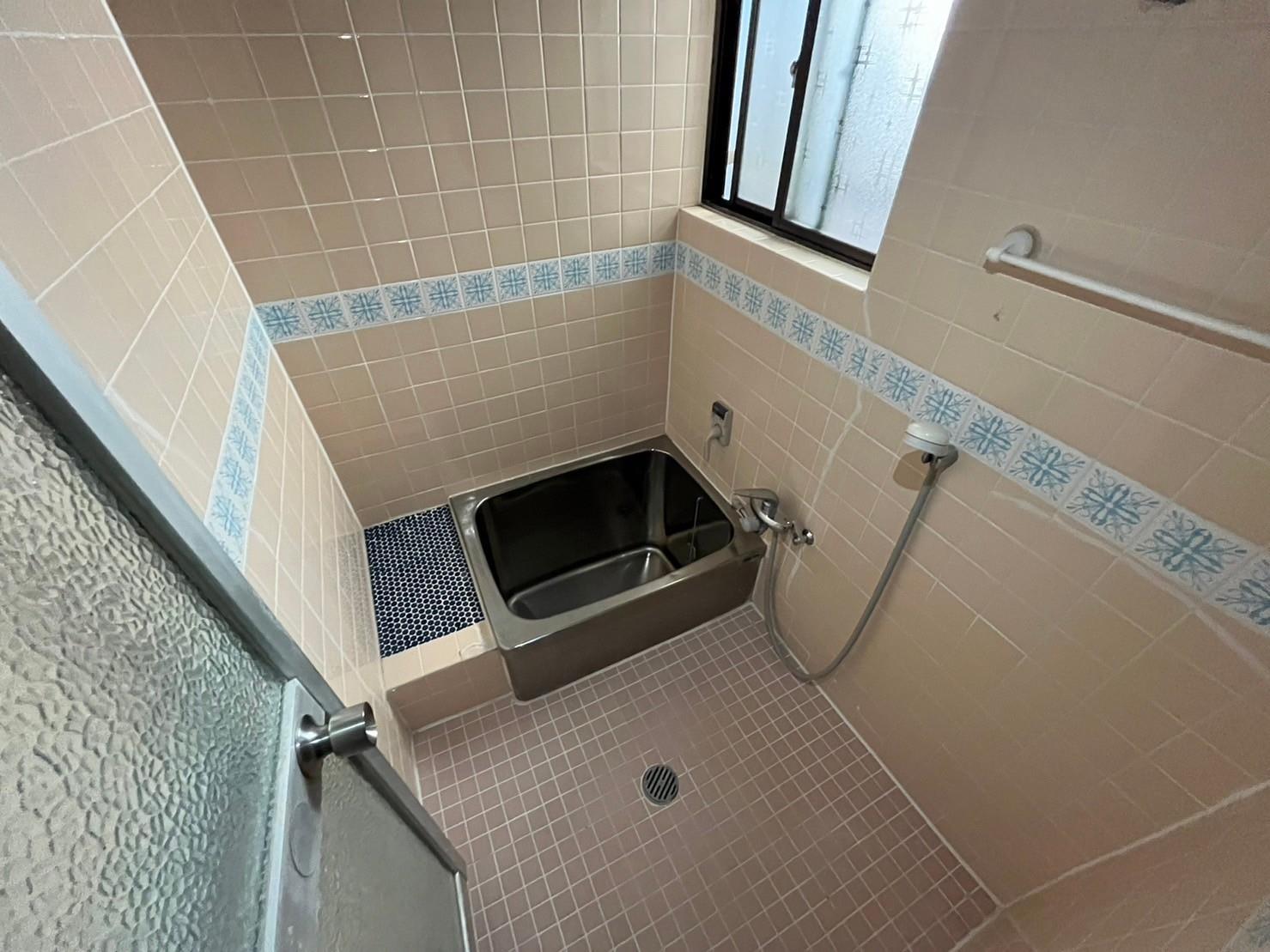 バス・シャワールーム　窓付きで換気のしやすいバスルーム♪