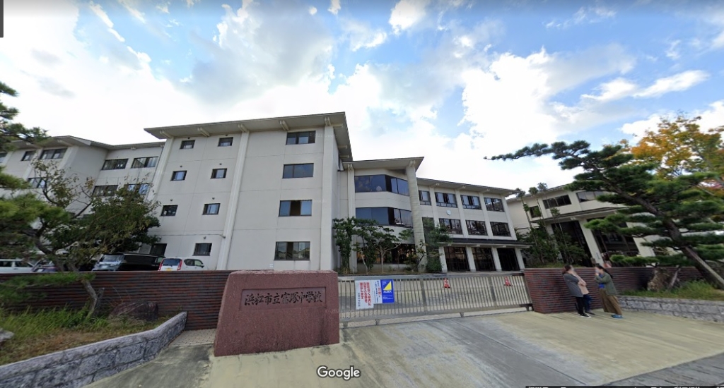 中学校　浜松市立富塚中学校（中学校）まで660m