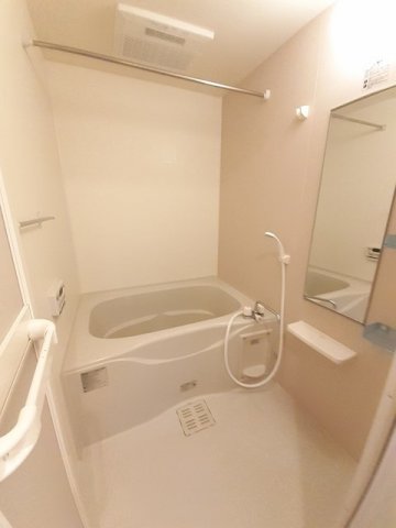 バス・シャワールーム　コンパクトで使いやすいお風呂です