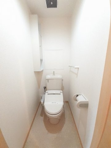 トイレ　落ち着いた色調のトイレです