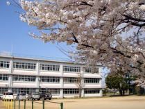 小学校　小松市立串小学校（小学校）まで883m