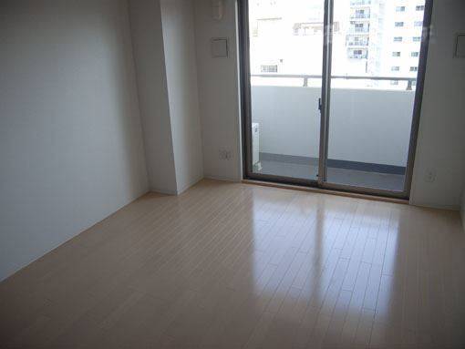 居室・リビング　ホワイトカラーの明るいフローリング