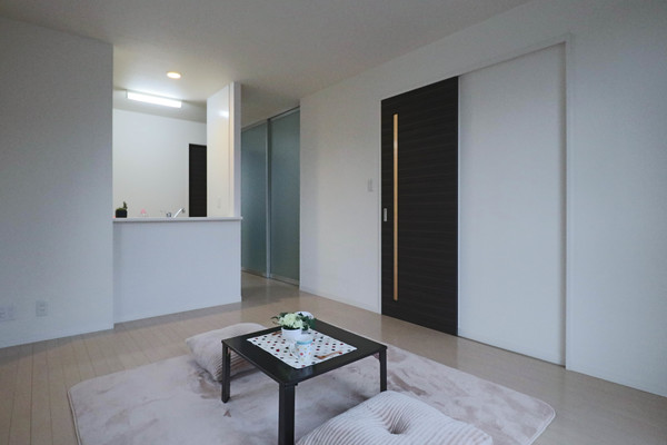 居室・リビング　同じ建物の別なお部屋