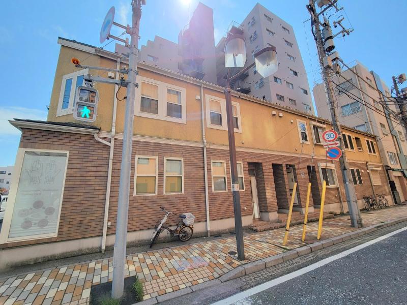 建物外観　駅ビル出口からまっすぐで分かりやすいです