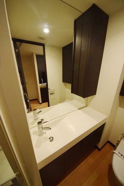 洗面設備　★大きな鏡が特徴的です★