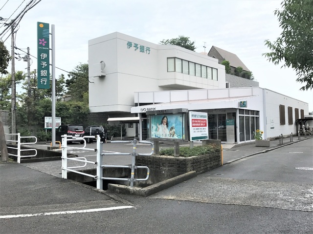銀行　伊予銀行空港通支店（銀行）まで700m