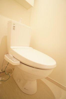 トイレ　温水洗浄便座です