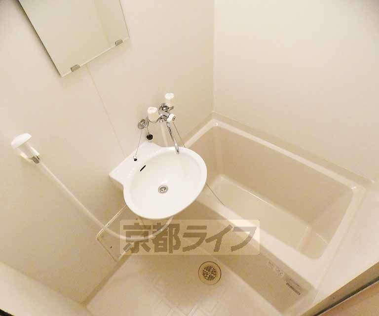 バス・シャワールーム　清潔感あるバスルーム