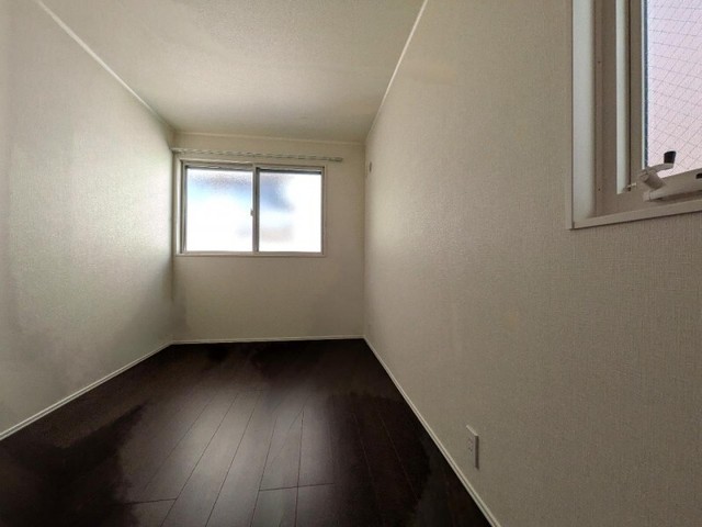 その他部屋・スペース　内装は落ち着いています。おおきな窓で明るさを演出。