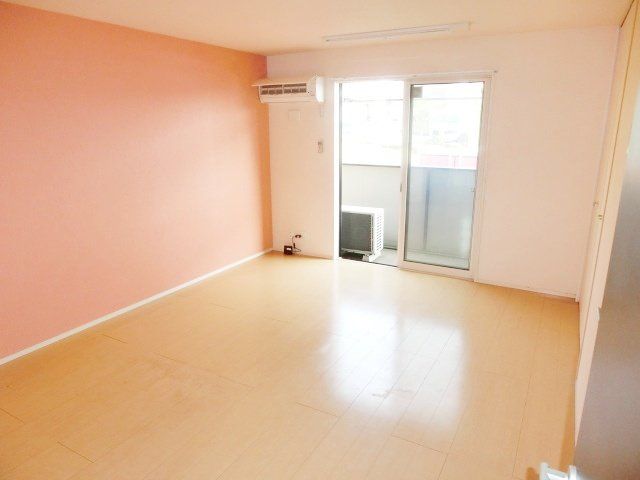 居室・リビング　アクセントクロスのオシャレな居室です