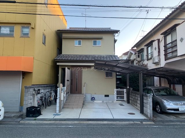 建物外観　駐車場は2Fの方が借りています。