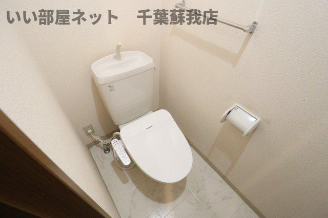 トイレ　落ち着いた色調のトイレです