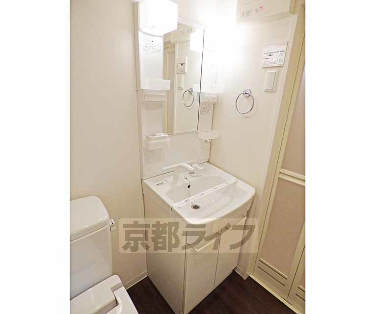 洗面設備　綺麗な洗面台です。