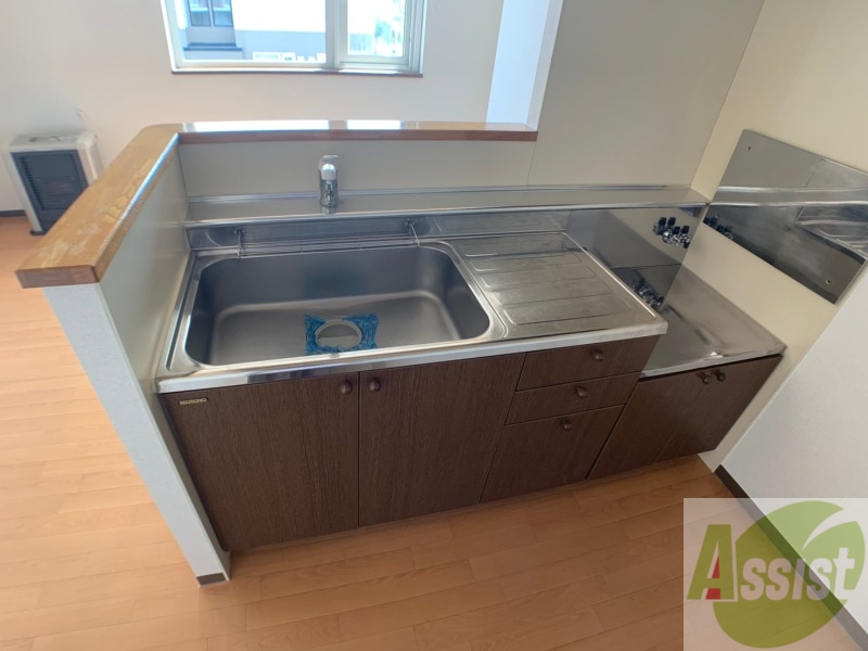 キッチン　キッチンはシックなデザインでした。洗い場も大きい。