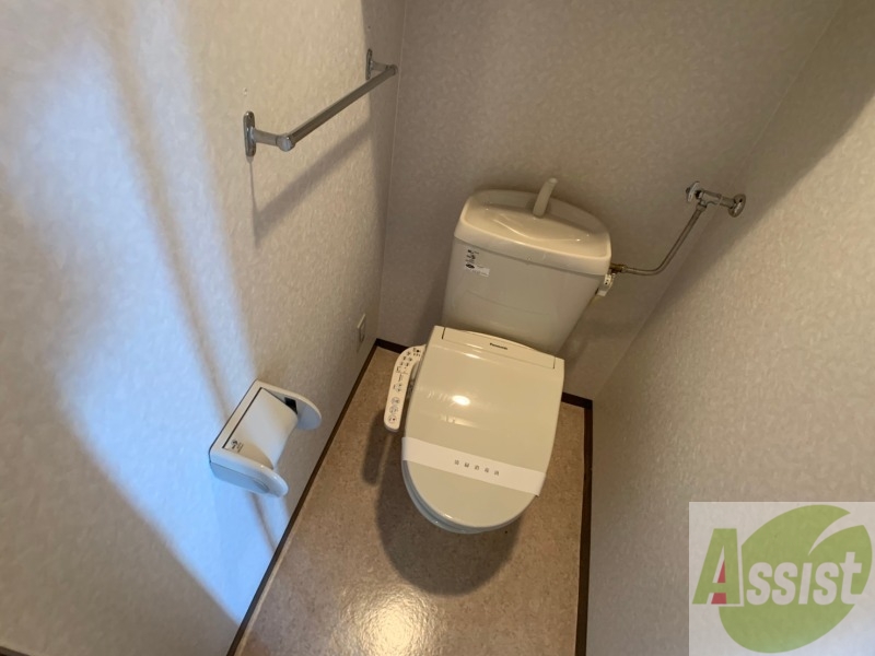 トイレ　ウォシュレット機能がついたトイレです。安心して使用できますね