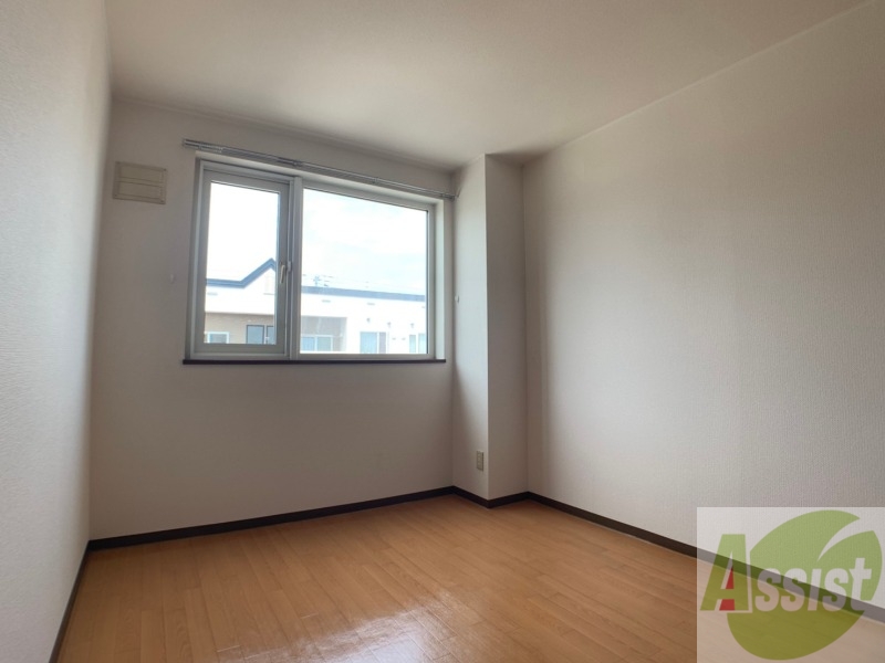 その他部屋・スペース　洋室は白さが清潔感を出してくれます。お部屋も明るいですね。