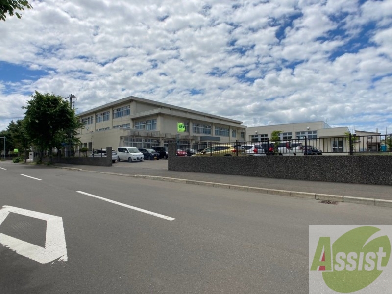 中学校　札幌市立篠路西中学校（中学校）まで615m