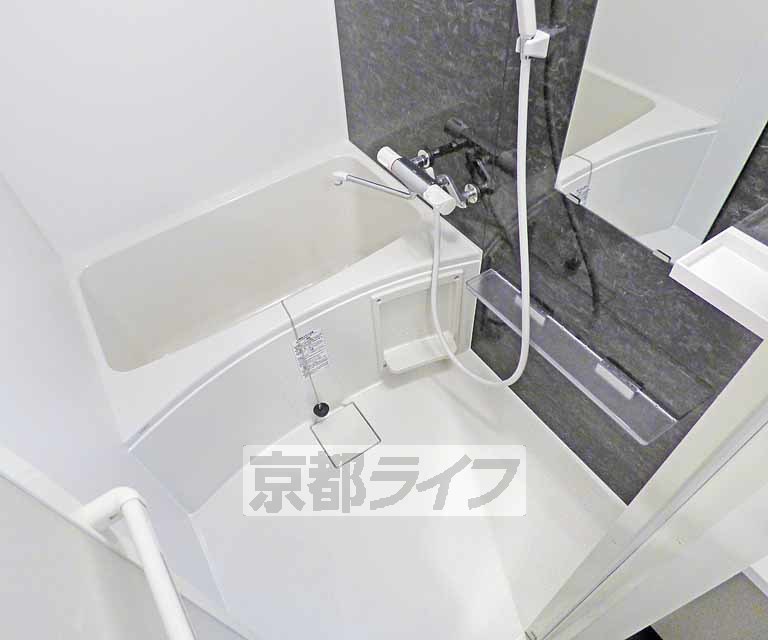 バス・シャワールーム　広々とした浴室です。