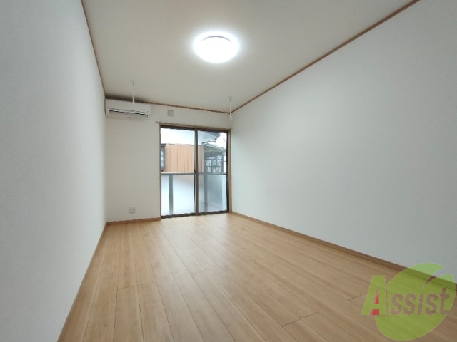 居室・リビング　リビングはこちら。木目調の温かみがあるフローリングですね。