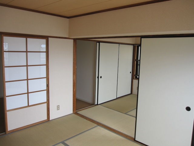 居室・リビング　南面にお部屋が2部屋