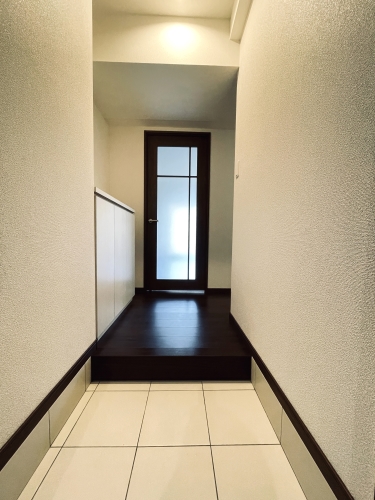 玄関　反転タイプの写真です。