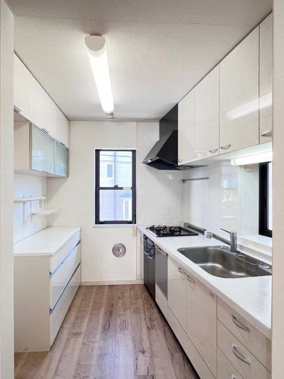 キッチン　キッチン｜3口ガスコンロ・食洗機・浄水器内蔵水栓付です。