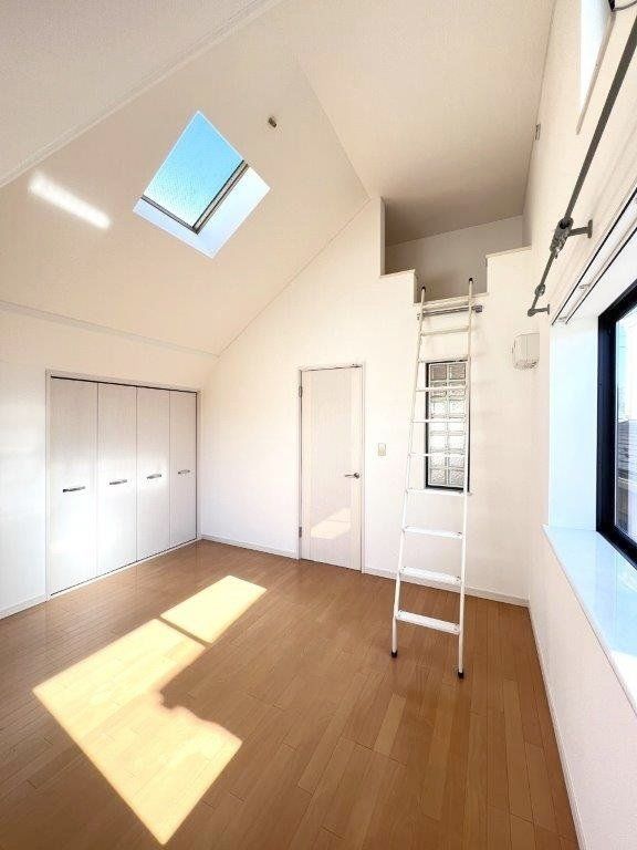 その他部屋・スペース　2F洋室1（約8帖）天窓付きの明るいお部屋です。