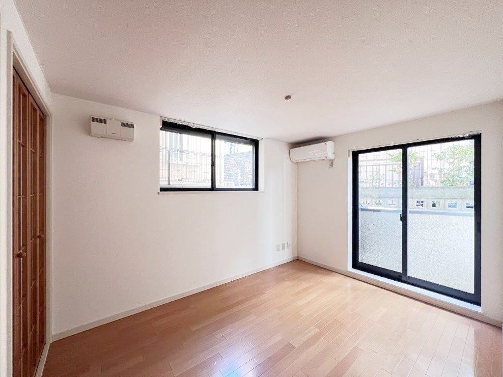 その他　地下の納戸（約6.2帖）2面採光です