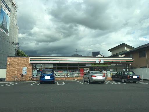 コンビニ　セブンイレブン（コンビニ）まで276m