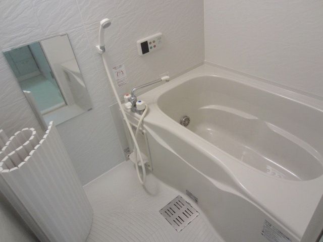 バス・シャワールーム　広々としたバスルーム