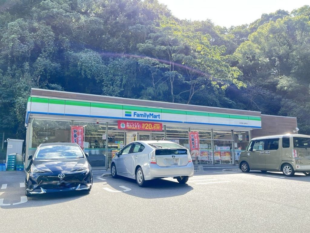 コンビニ　ファミリーマート佐世保小島町店（コンビニ）まで560m