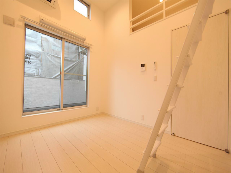 バルコニー　洋室5.5帖　ロフト5.3帖（収納にも寝室にも使用できます）