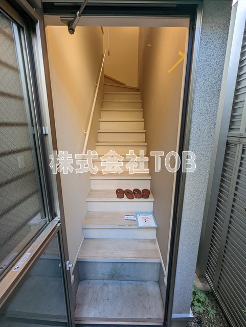 玄関　※クリーニング中の写真※