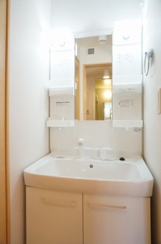 洗面設備　スペースが確保できる洗面所です