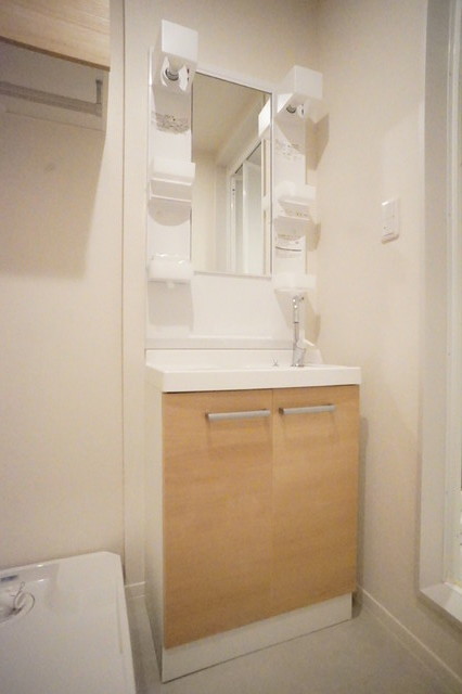 洗面設備　洗面台は人気の独立タイプ！毎日のお出かけ準備もラクラクです