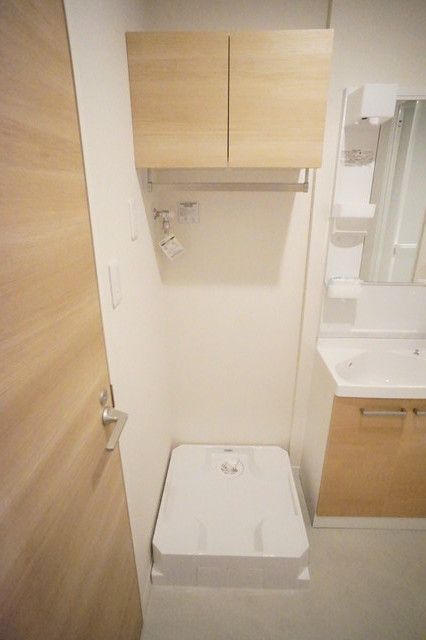 その他　洗濯機置場上部には収納棚が設置されているので便利ですね♪