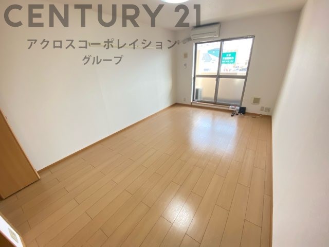 居室・リビング　南向きエアコン付きの9.8帖の洋室です♪