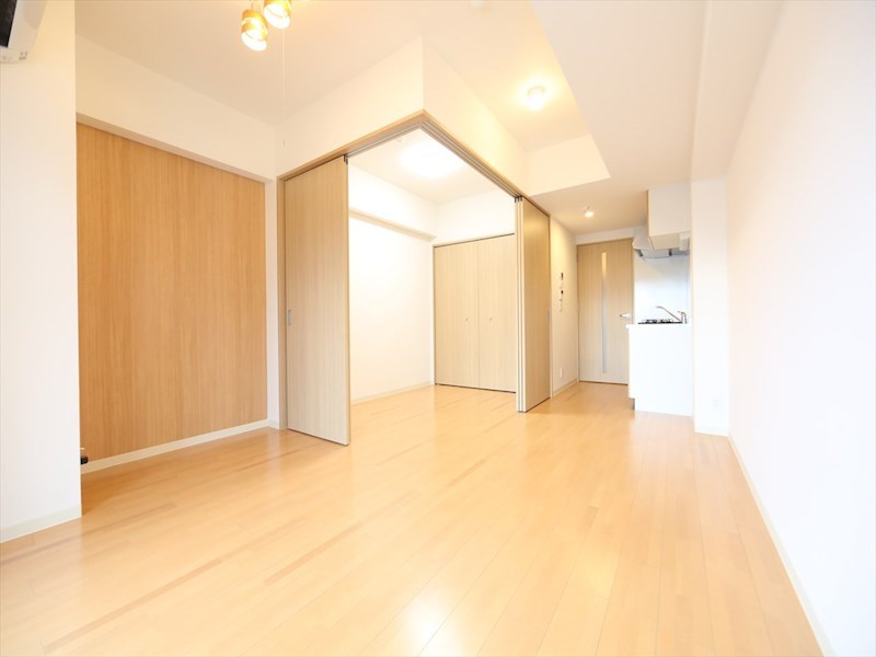 居室・リビング　ＬＤＫ10.2帖　洋室3.5帖　つなげても仕切っても使えます