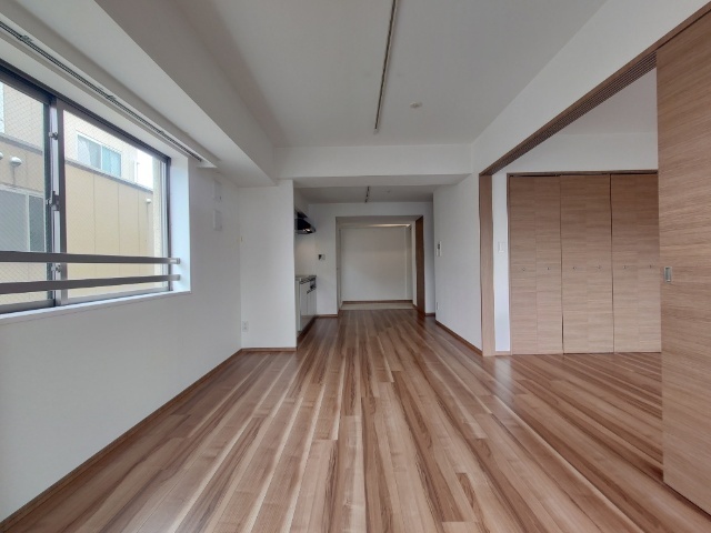 その他設備　２面採光の広いリビング