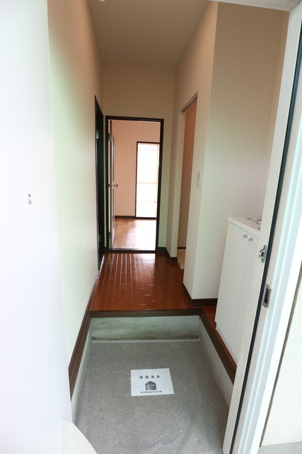 玄関　※写真は他号室です