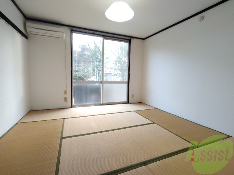 居室・リビング　広くきれいなリビングは明るい光も良く差します。