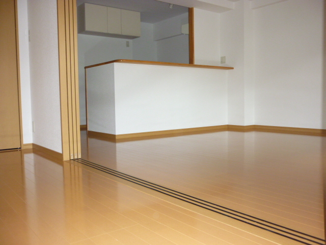 居室・リビング　１２．８帖のリビングです☆